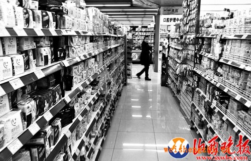 省城某超市衛(wèi)生巾商品區(qū)內(nèi)，衛(wèi)生巾的品牌和種類繁多